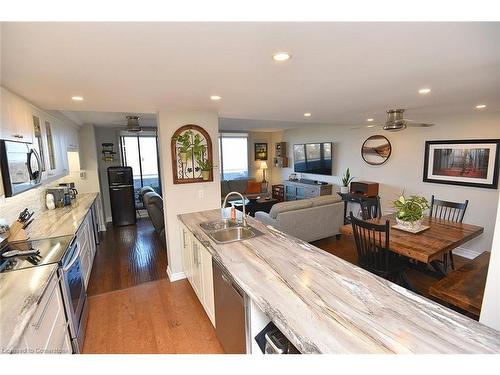 1502-2055 Upper Middle Road, Burlington, ON - Indoor Photo Showing Kitchen With Double Sink With Upgraded Kitchen