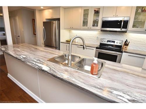 1502-2055 Upper Middle Road, Burlington, ON - Indoor Photo Showing Kitchen With Double Sink With Upgraded Kitchen