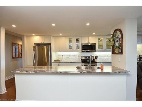 1502-2055 Upper Middle Road, Burlington, ON - Indoor Photo Showing Kitchen With Double Sink With Upgraded Kitchen