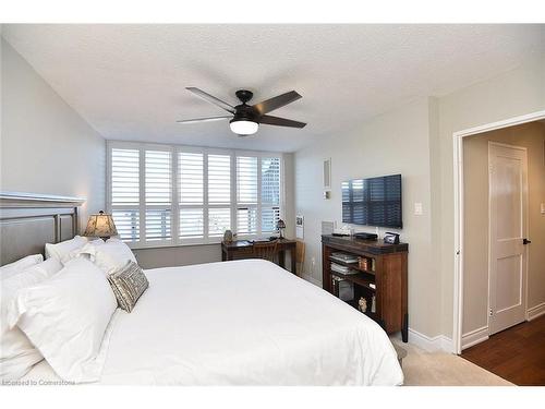 1502-2055 Upper Middle Road, Burlington, ON - Indoor Photo Showing Bedroom