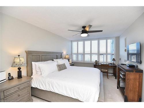 1502-2055 Upper Middle Road, Burlington, ON - Indoor Photo Showing Bedroom