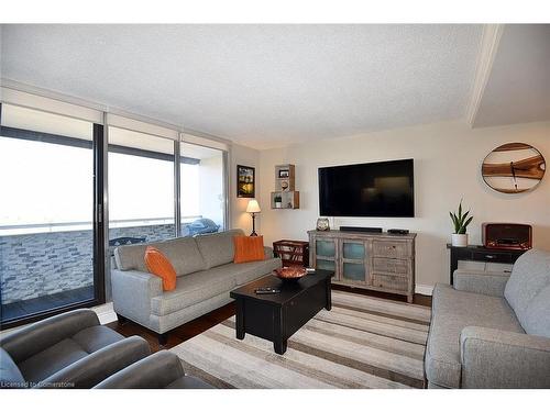 1502-2055 Upper Middle Road, Burlington, ON - Indoor Photo Showing Living Room