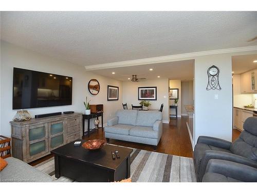 1502-2055 Upper Middle Road, Burlington, ON - Indoor Photo Showing Living Room