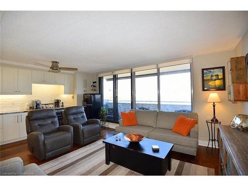 1502-2055 Upper Middle Road, Burlington, ON - Indoor Photo Showing Living Room