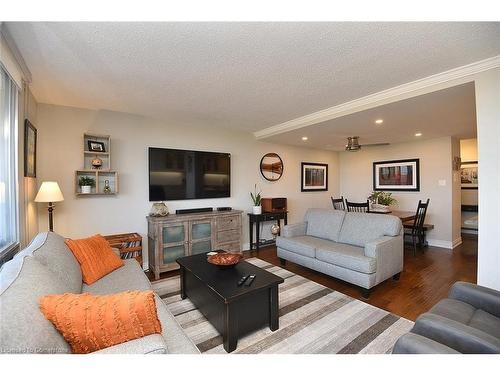 1502-2055 Upper Middle Road, Burlington, ON - Indoor Photo Showing Living Room