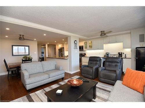 1502-2055 Upper Middle Road, Burlington, ON - Indoor Photo Showing Living Room