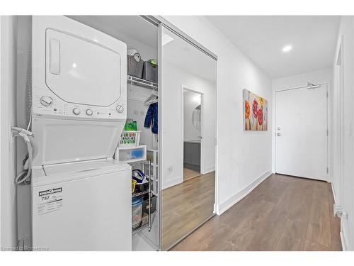 1106-297 Oak Walk Drive, Oakville, ON - Indoor Photo Showing Laundry Room