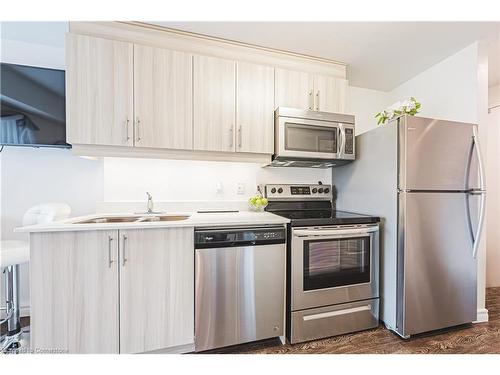 1108-158 King Street, Waterloo, ON - Indoor Photo Showing Kitchen