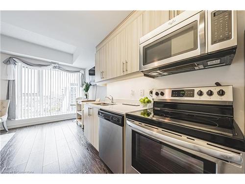 1108-158 King Street, Waterloo, ON - Indoor Photo Showing Kitchen