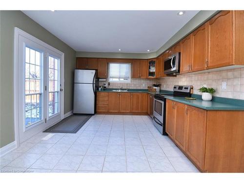 29 Hyslop Drive, Caledonia, ON - Indoor Photo Showing Kitchen