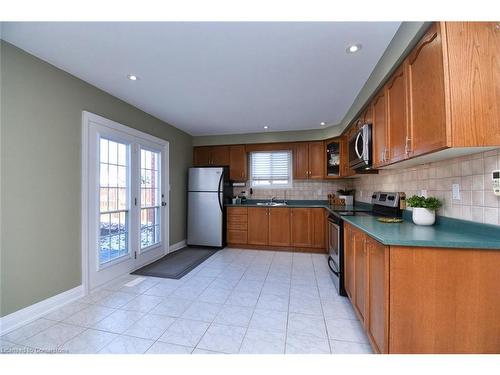 29 Hyslop Drive, Caledonia, ON - Indoor Photo Showing Kitchen