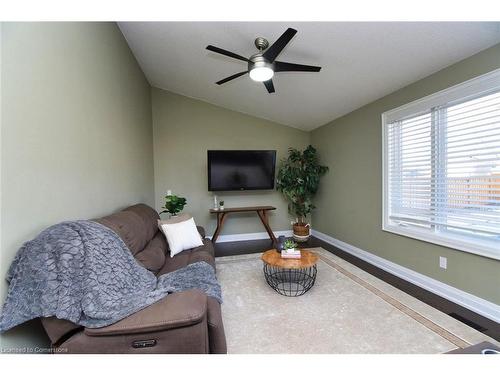 29 Hyslop Drive, Caledonia, ON - Indoor Photo Showing Living Room