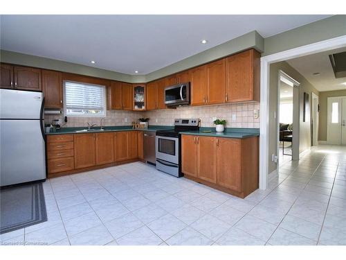 29 Hyslop Drive, Caledonia, ON - Indoor Photo Showing Kitchen With Double Sink