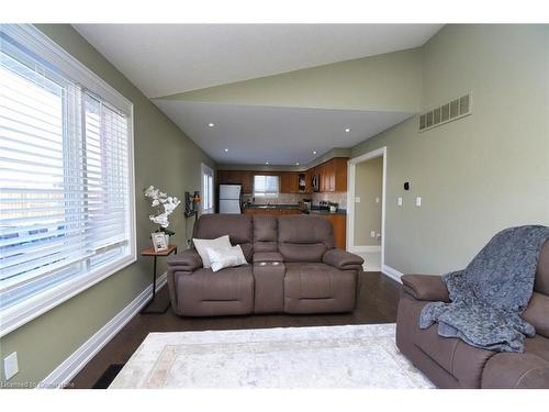 29 Hyslop Drive, Caledonia, ON - Indoor Photo Showing Living Room