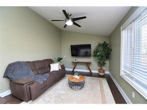 29 Hyslop Drive, Caledonia, ON - Indoor Photo Showing Living Room