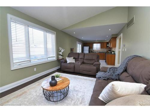 29 Hyslop Drive, Caledonia, ON - Indoor Photo Showing Living Room