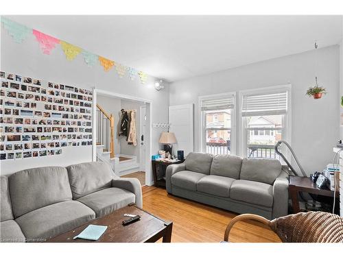 33 Cline Avenue N, Hamilton, ON - Indoor Photo Showing Living Room