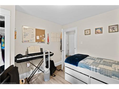 33 Cline Avenue N, Hamilton, ON - Indoor Photo Showing Bedroom