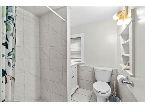 33 Cline Avenue N, Hamilton, ON - Indoor Photo Showing Bathroom