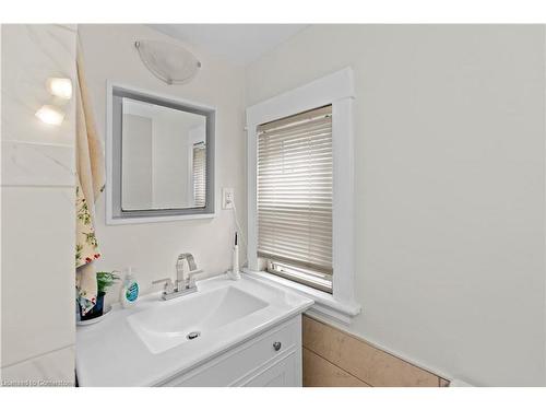 33 Cline Avenue N, Hamilton, ON - Indoor Photo Showing Bathroom