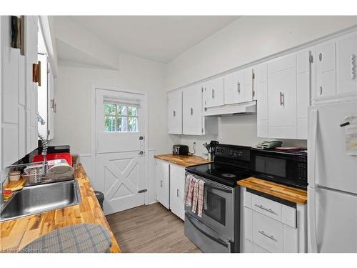 33 Cline Avenue N, Hamilton, ON - Indoor Photo Showing Kitchen