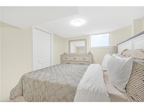 1617 Main Street E, Hamilton, ON - Indoor Photo Showing Bedroom