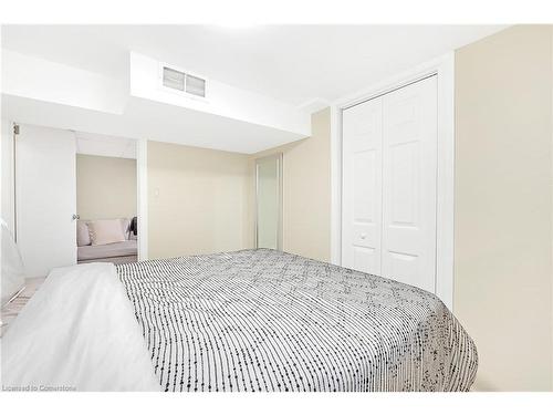 1617 Main Street E, Hamilton, ON - Indoor Photo Showing Bedroom