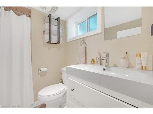 1617 Main Street E, Hamilton, ON - Indoor Photo Showing Bathroom