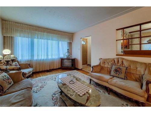 923 Upper Ottawa Street, Hamilton, ON - Indoor Photo Showing Living Room