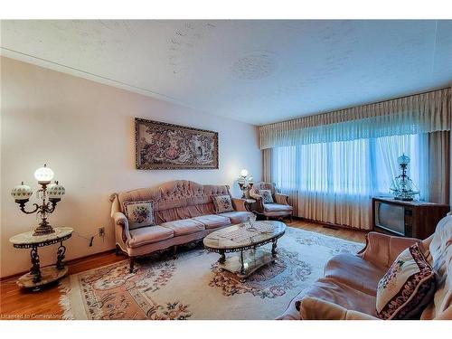 923 Upper Ottawa Street, Hamilton, ON - Indoor Photo Showing Living Room