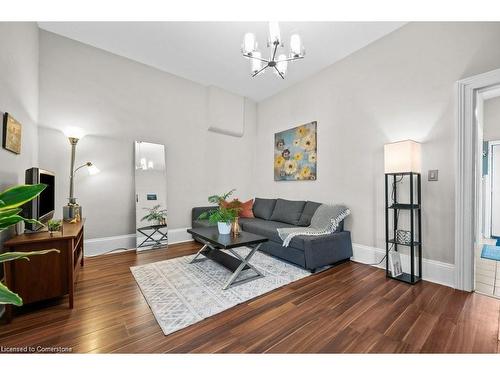 130 Market Street, Hamilton, ON - Indoor Photo Showing Living Room