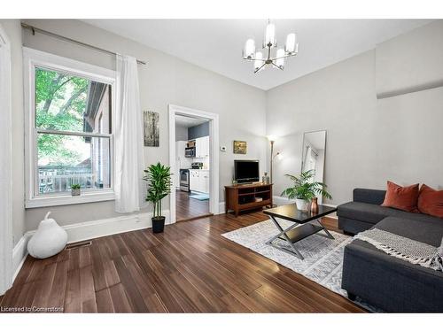 130 Market Street, Hamilton, ON - Indoor Photo Showing Living Room