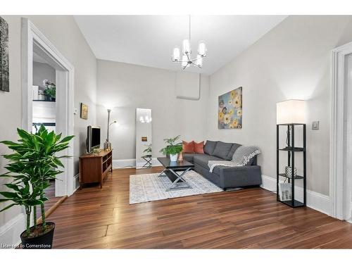 130 Market Street, Hamilton, ON - Indoor Photo Showing Living Room