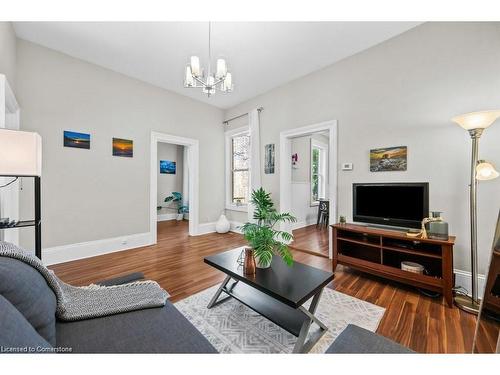 130 Market Street, Hamilton, ON - Indoor Photo Showing Living Room