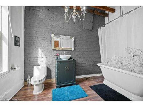 130 Market Street, Hamilton, ON - Indoor Photo Showing Bathroom