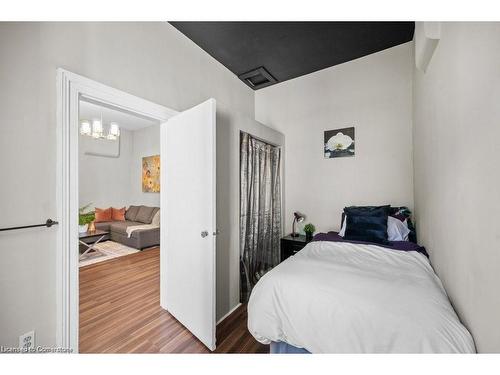 130 Market Street, Hamilton, ON - Indoor Photo Showing Bedroom