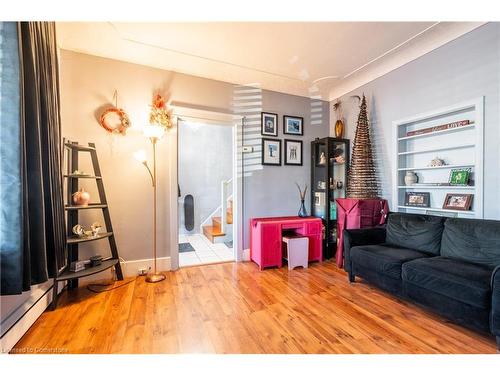 93 East 23Rd Street, Hamilton, ON - Indoor Photo Showing Living Room