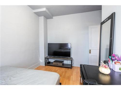 93 East 23Rd Street, Hamilton, ON - Indoor Photo Showing Bedroom