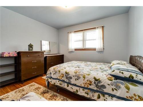 1211 Homewood Drive, Burlington, ON - Indoor Photo Showing Bedroom