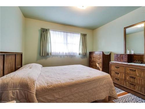 1211 Homewood Drive, Burlington, ON - Indoor Photo Showing Bedroom