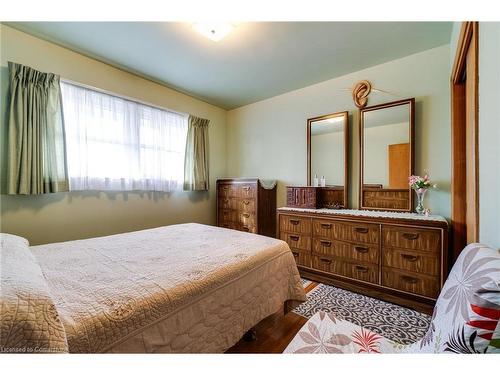 1211 Homewood Drive, Burlington, ON - Indoor Photo Showing Bedroom