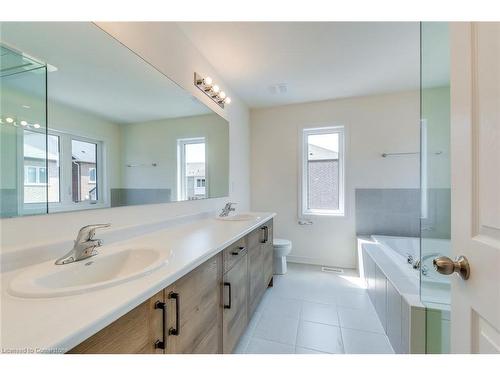 3905 Koenig Road, Burlington, ON - Indoor Photo Showing Bathroom