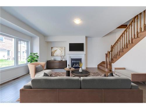 3905 Koenig Road, Burlington, ON - Indoor Photo Showing Living Room With Fireplace