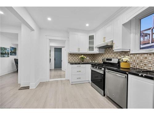 222 Province Street S, Hamilton, ON - Indoor Photo Showing Kitchen With Upgraded Kitchen