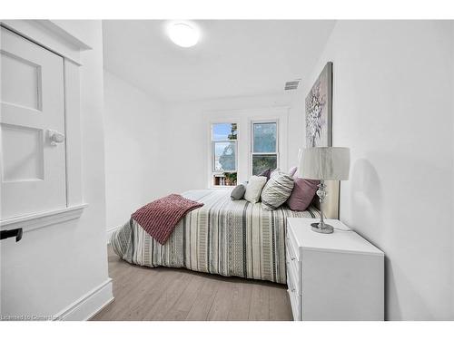 222 Province Street S, Hamilton, ON - Indoor Photo Showing Bedroom