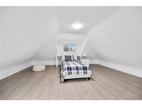 222 Province Street S, Hamilton, ON - Indoor Photo Showing Bedroom