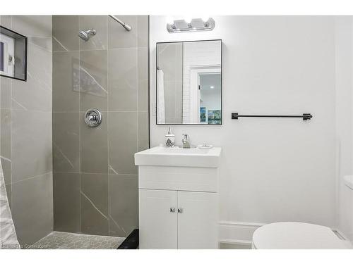 222 Province Street S, Hamilton, ON - Indoor Photo Showing Bathroom