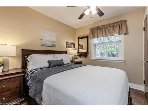 1 Wilmar Court, Dundas, ON - Indoor Photo Showing Bedroom