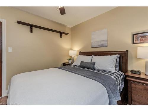 1 Wilmar Court, Dundas, ON - Indoor Photo Showing Bedroom