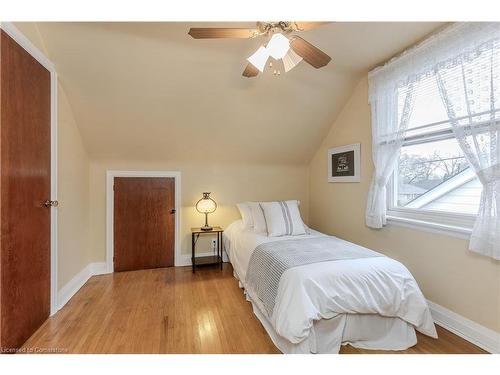 1 Wilmar Court, Dundas, ON - Indoor Photo Showing Bedroom